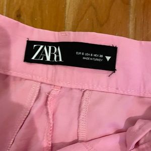 Zara dress pants super light weight and breathable. Relaxed fit. Size small
